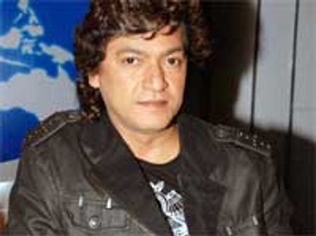 Akon rescues Aadesh at Aqeel's club