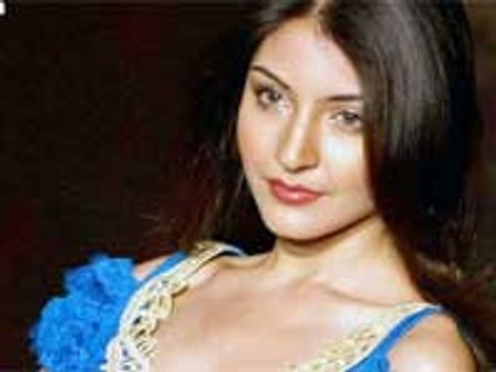 Anushka Sharma bitten by Ranbir Kapoor bug