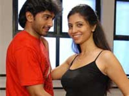 Mundhinam Paartheney- Review