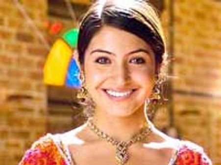 Anushka Sharma gets glamorous in Badmaash Company