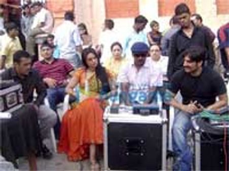Salman, Arbaaz, Sonakshi on the sets of Dabangg