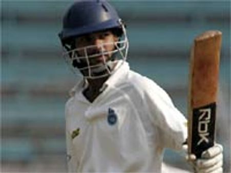 IPL star Dhawan gets cozy with a firang?