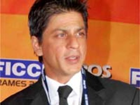 Shahrukh Khan taking treatment for knee injury