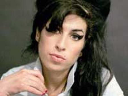 Amy Winehouse rushed to hospital for boob-implant pain
