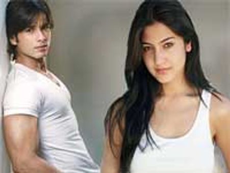 Shahid Kapoor gets too close to Anushka