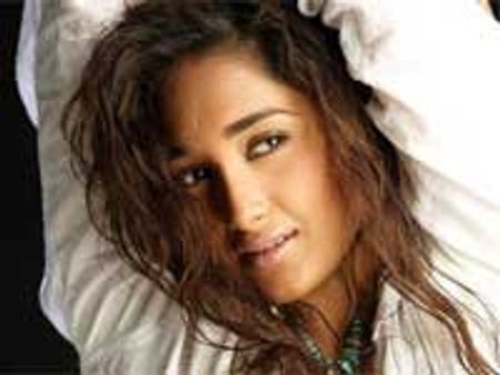 I felt so bad whipping Akshay - Jiah Khan