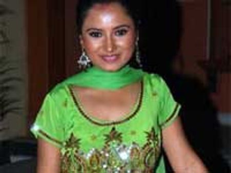 Finally Shiju played holi with Star Plus!