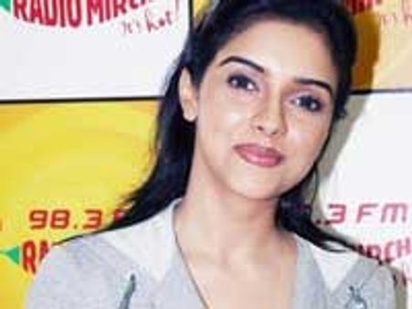 Asin's 'poo party' for Kavalkaran crew