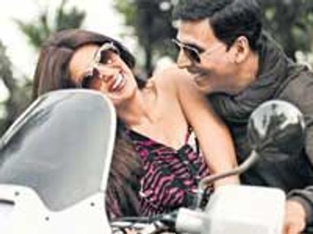 Akshay left for Canada without Twinkle