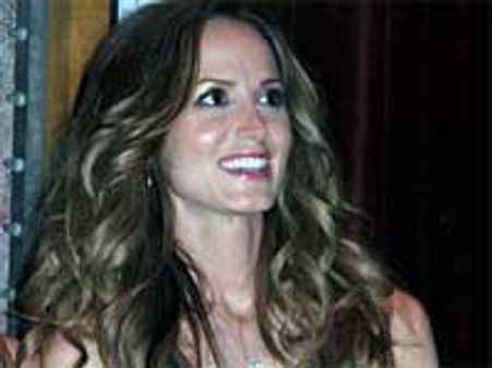 Country music star Chely Wright comes out as lesbian
