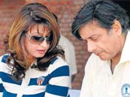 Shashi Tharoor engaged to Sunanda Pushkar?
