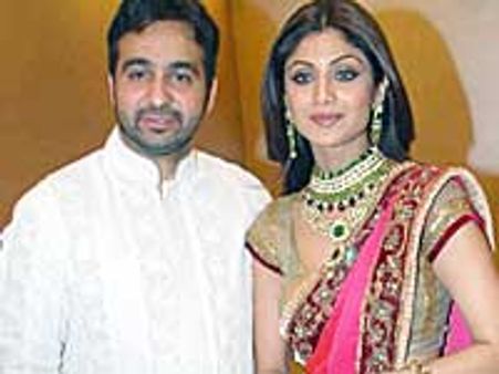 Shilpa waiting for Raj to holiday on Patong beach