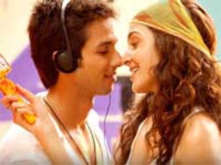 Badmaash Company highlight: Shahid-Anushka kiss