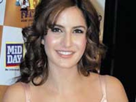 Katrina Kaif plays cricket with guys