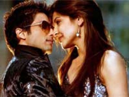 Shahid kisses Anushka 3 times