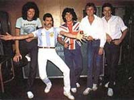 Queen to quit longtime label EMI