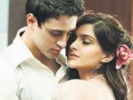 Imran, Sonam caught in a loud party