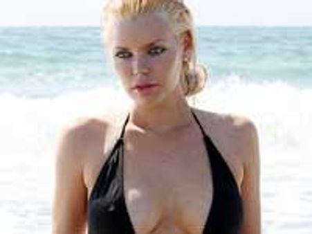 Sophie Monk wants to discard swimsuit