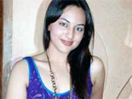 Sonakshi Sinha celebrates her 22nd birthday
