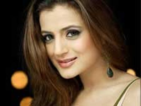 Amisha Patel to debut in Kannada with Jogayya