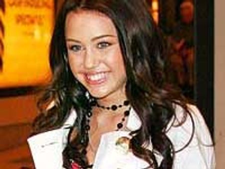 Miley Cyrus defends lesbian kiss with dancer