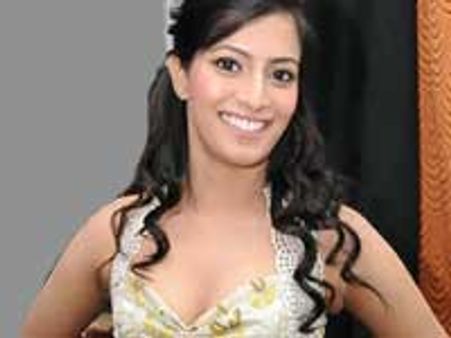 Varalakshmi gears up for Poda Podi