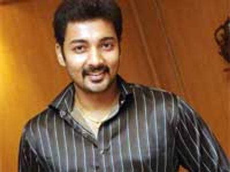 Munna goes bald for Raavanan