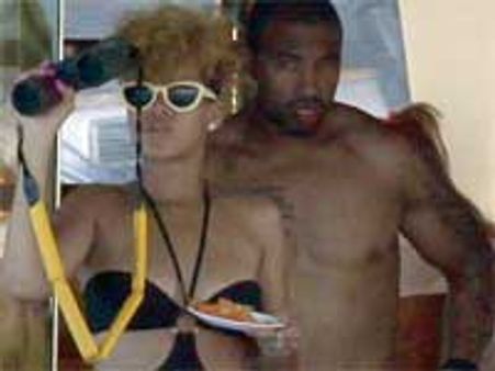 Rihanna, Matt can't keep their hands off each other