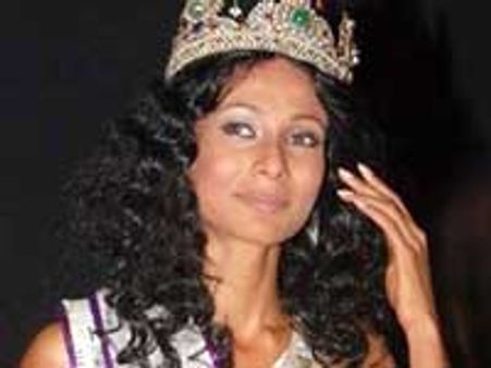Ushoshi the winner of Miss India Universe 2010