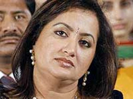 Ambi's wife Sumalatha playing Amitabh's wife