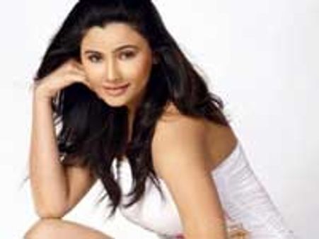 Daisy Shah debuts in kannada with Chingari