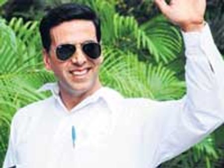 Akshay takes a bicycle ride to promote Khatta Meetha