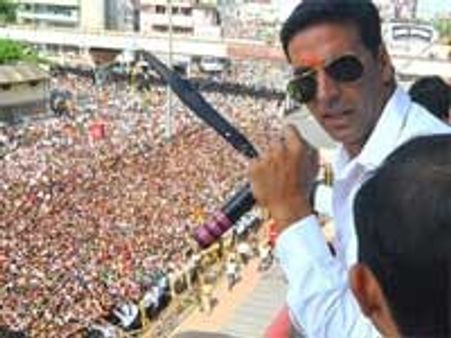 Akshay seeks divine blessings in Nagpur