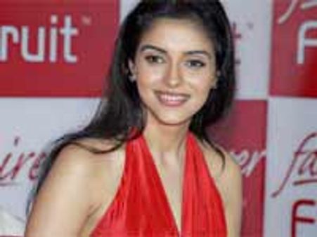 Asin bumps into ex-beau Dhoni