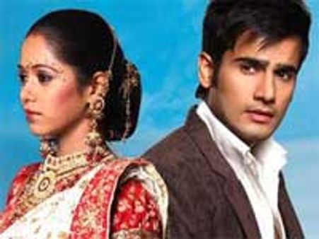 Khanak and Shaan's romance in rain song