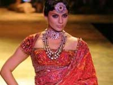 Kangana turns Anarkali on the ramp