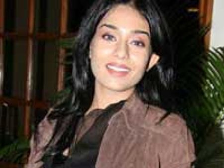 Amrita Rao with bold look in Short Kut