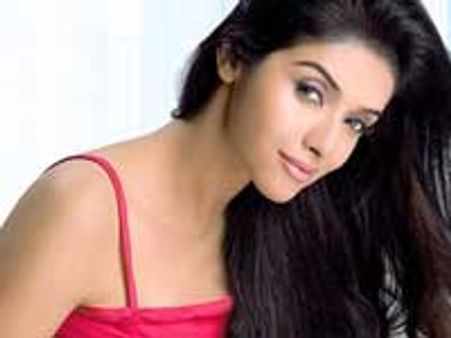 FeTNA bans Asin Thottumkal's movies