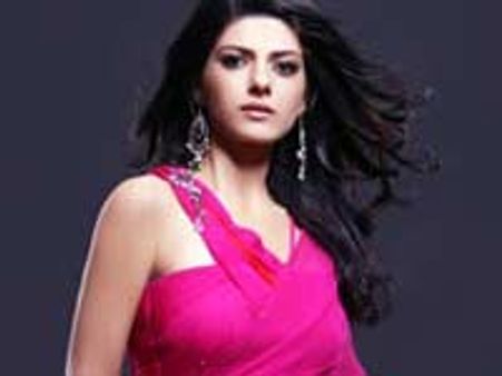 Divya of Chaand Chhupa Baadal Mein falls sick