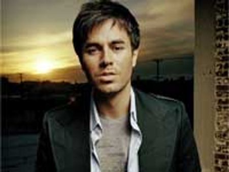 Enrique Iglesias skis naked in Miami