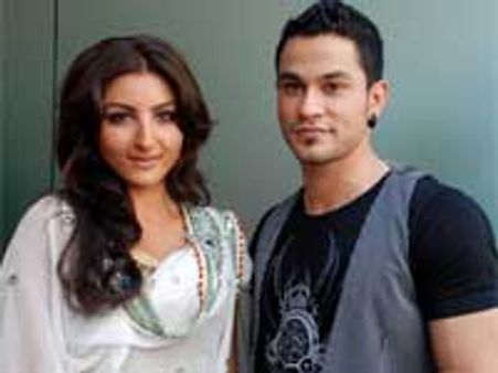 Kunal-Soha go public with their relationship