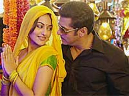 Salman discovers the painter in Sonakshi