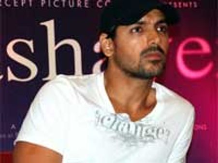 Hrithik gives complex to John