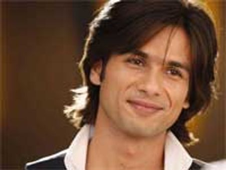 Shahid keen to watch Sonam's I Hate Luv Storys