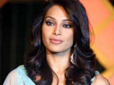 Bipasha almost kissed by a woman in public