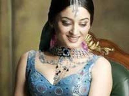 Nakusha doing an item number!