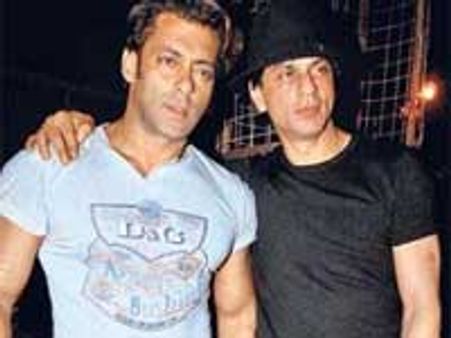 Shahrukh almost bumps into Salman