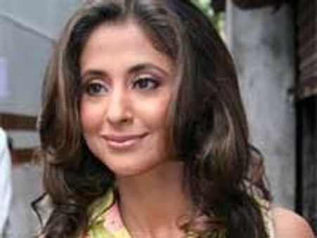 Shabana and Urmila share a stage for a play