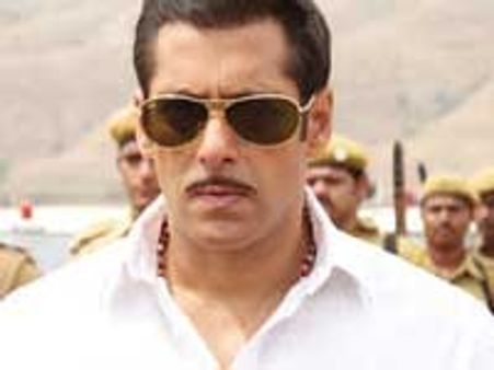 Salman handles his fans in Dabangg style