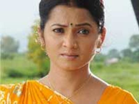 Radha enters Tere Mere Sapne with a makeover